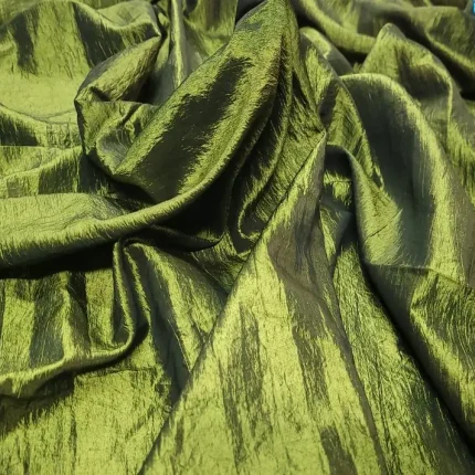 Coupon de tissu taffetas changeant vert reflets jaune