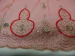 tulle rouge festonné à sequins dorés