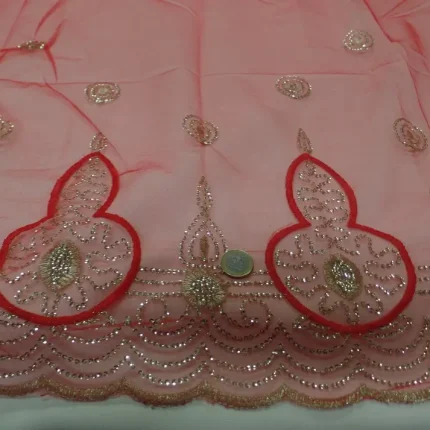 tulle rouge festonné à sequins dorés