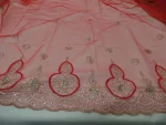 Tissu tulle rouge festonné à sequins dorés
