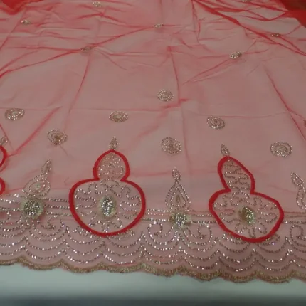 Tissu tulle rouge festonné à sequins dorés