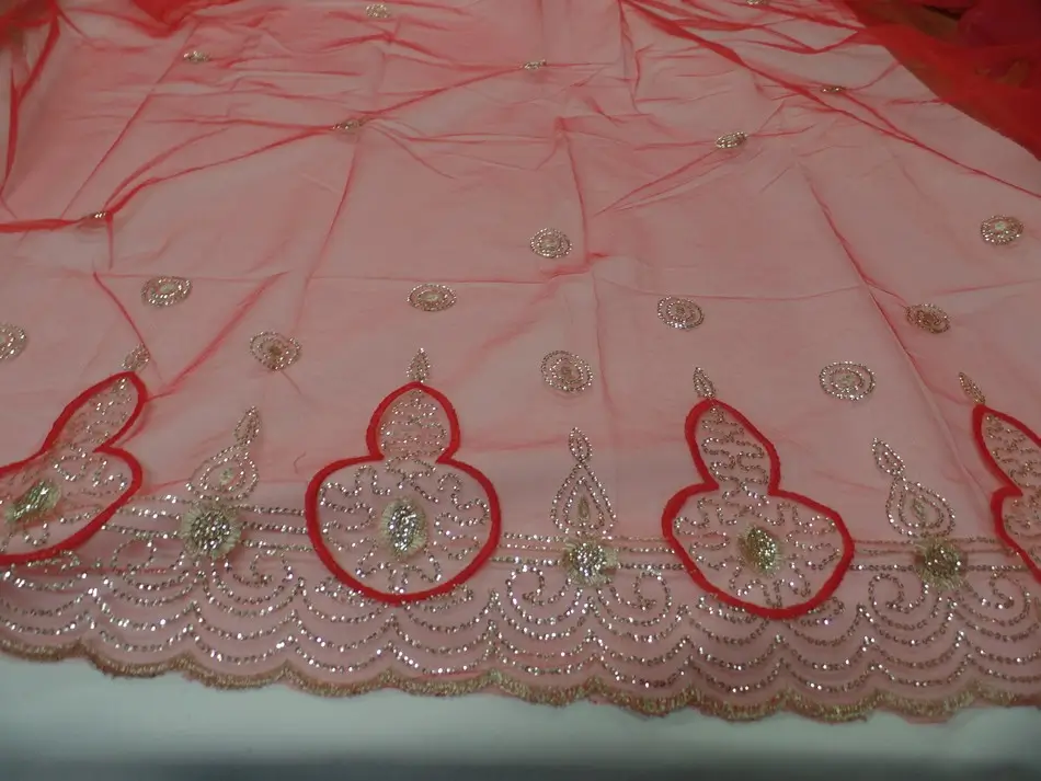 Tulle rouge festonné à sequins dorés : tissu cérémonie pour superpositions, jupons et détails scintillants
