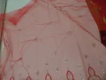 tulle rouge festonné à sequins dorés