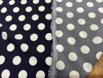 Polyester bleu nuit à pois blancs