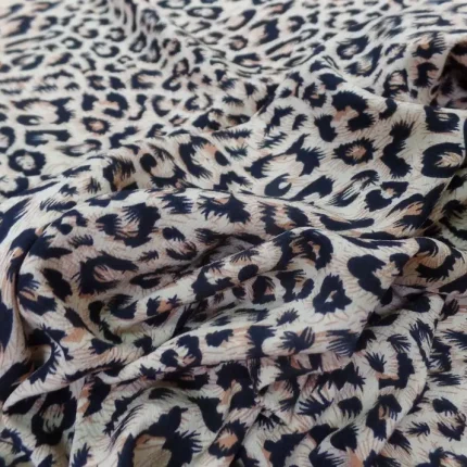 Tissu style crêpe fin imprimé léopard – fond beige, noir et fauve