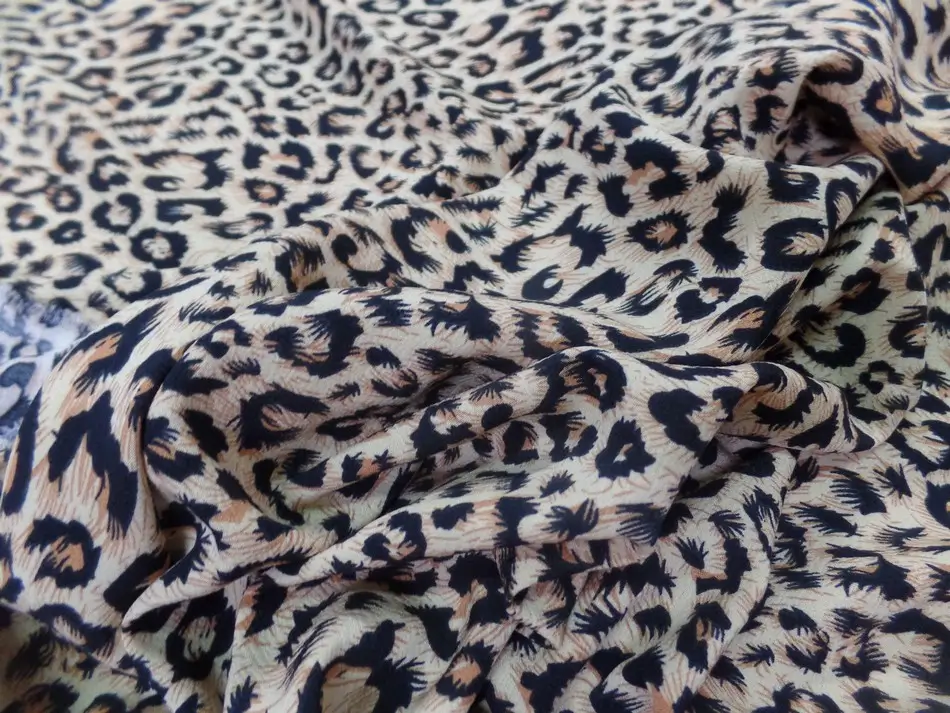 Tissu style crêpe fin imprimé léopard – fond beige, noir et fauve