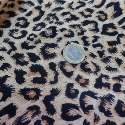 Tissu style crêpe fin imprimé léopard – fond beige, noir et fauve