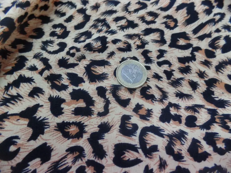 Tissu style crêpe fin imprimé léopard – fond beige, noir et fauve